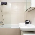 Waterfront Azure Loft With Free Parking 아파트
