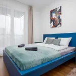 Waterfront Azure Loft With Free Parking 아파트