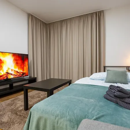 Waterfront Azure Loft With Free Parking Appartamento