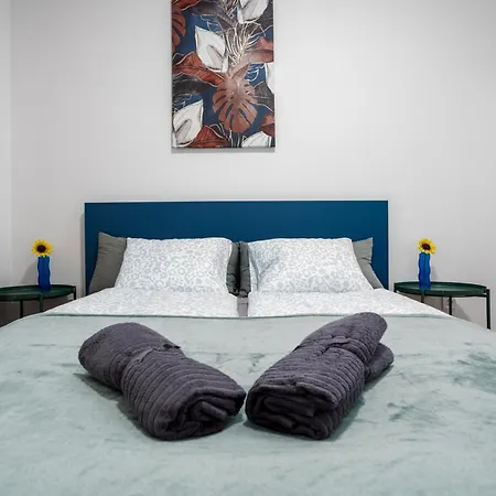 Waterfront Azure Loft With Free Parking Appartamento