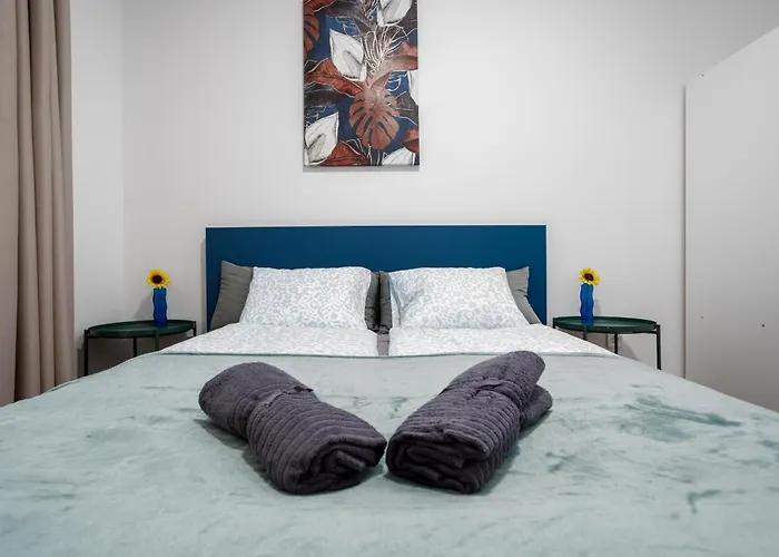 Waterfront Azure Loft With Free Parking Appartamento