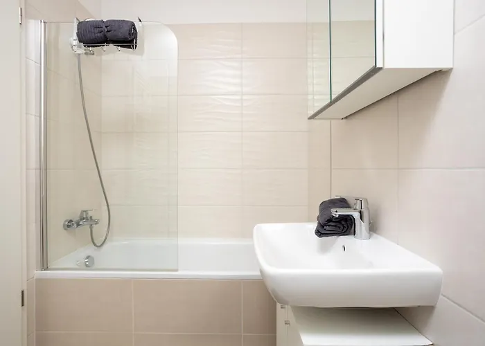 Waterfront Azure Loft With Free Parking Appartamento
